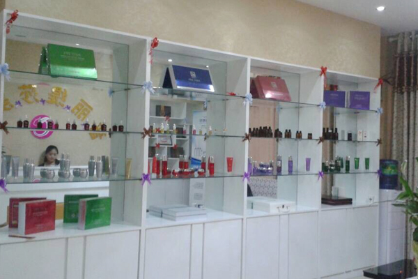 美容院嘿嘿视频黄色欧美风展示柜