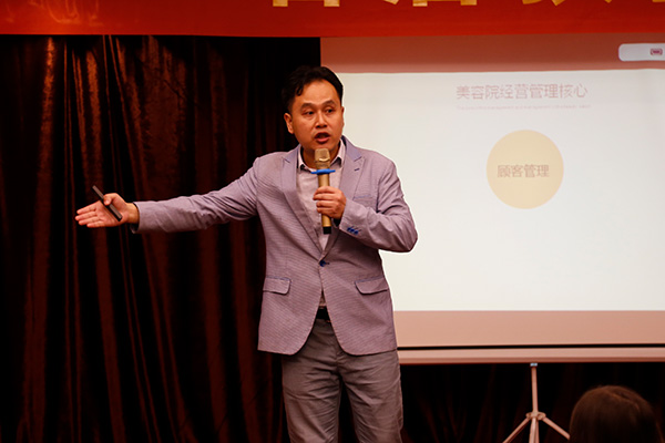 重庆美女老板嘿嘿连载APP美容店，日进斗金