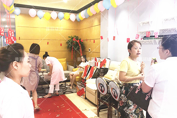 一天赚八万！恩施嘿嘿视频在线观看店开业日进斗金！