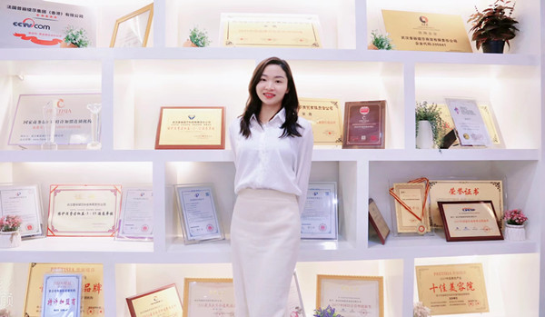 花朝二月，四川气质美女成功牵手嘿嘿视频在线观看！