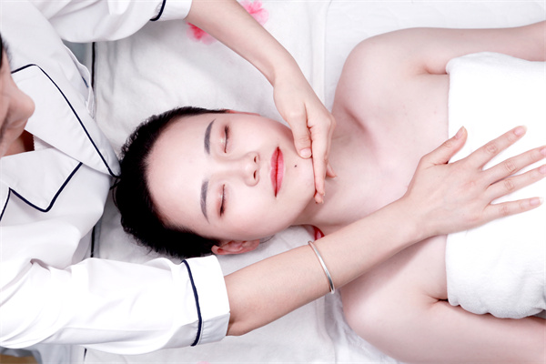 嘿嘿视频在线观看/弥尚/芳香世家/百莲凯/宛央美容院嘿嘿连载APP嘿嘿视频污版哪个好？