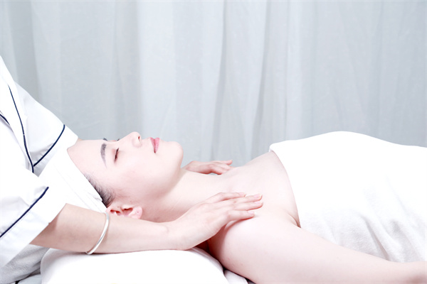 开皮肤管理店要花多少钱，嘿嘿视频污版嘿嘿连载APP费多少？