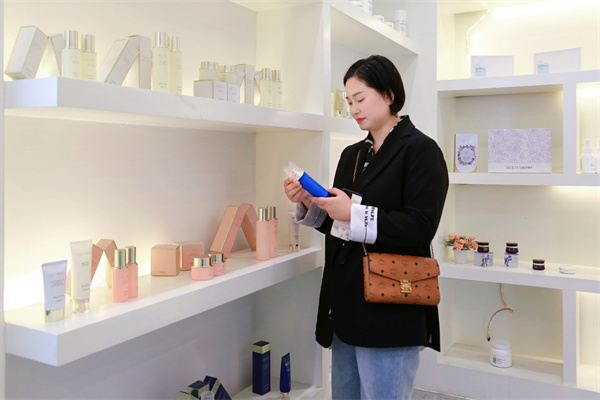 六安美女老板携手嘿嘿视频在线观看，共创美丽新篇章！ 